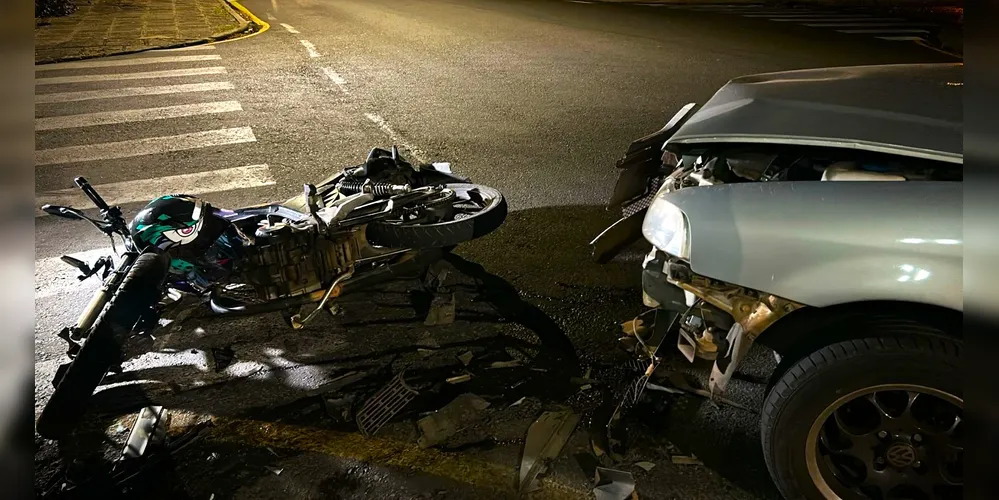 Parte da frente do carro ficou danificada com a colisão
