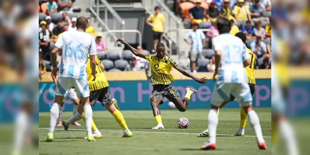 Guirrassy arriscou em 4 chances, mas o paredão do Ulsan defendeu