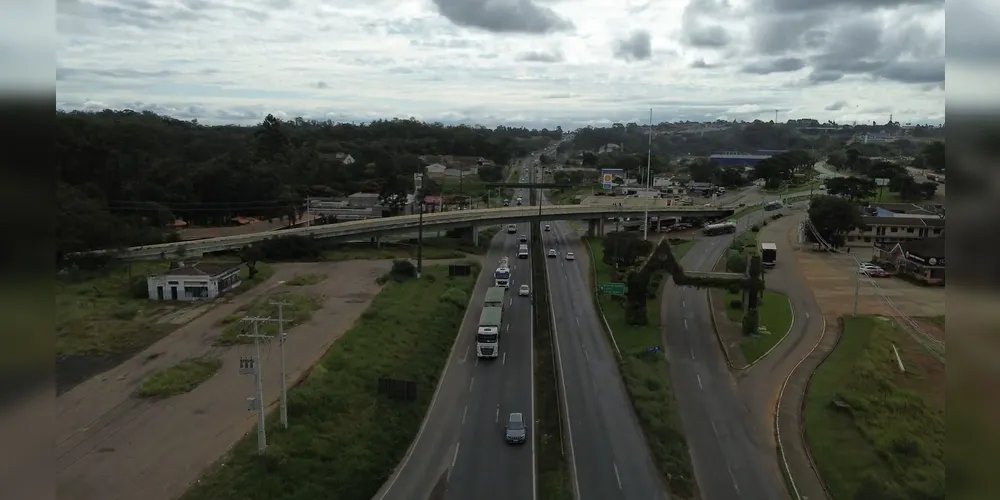 BR-376 tem fluxo de veículos que mescla entre carros e caminhões de carga