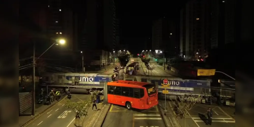 Imagem ilustrativa da imagem Ônibus biarticulado parte ao meio em colisão com trem em Curitiba