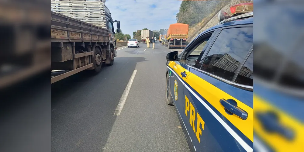 A via foi parcilamente liberada até o final da tarde desta sexta-feira (11)