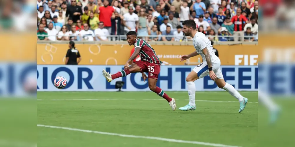 Hércules fazendo o movimento do chute ao gol