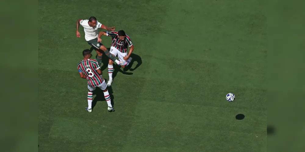 No segundo gol, João Pedro cortou dois marcadores e bateu forte, para a bola ir no travessão e morrer no fundo da rede