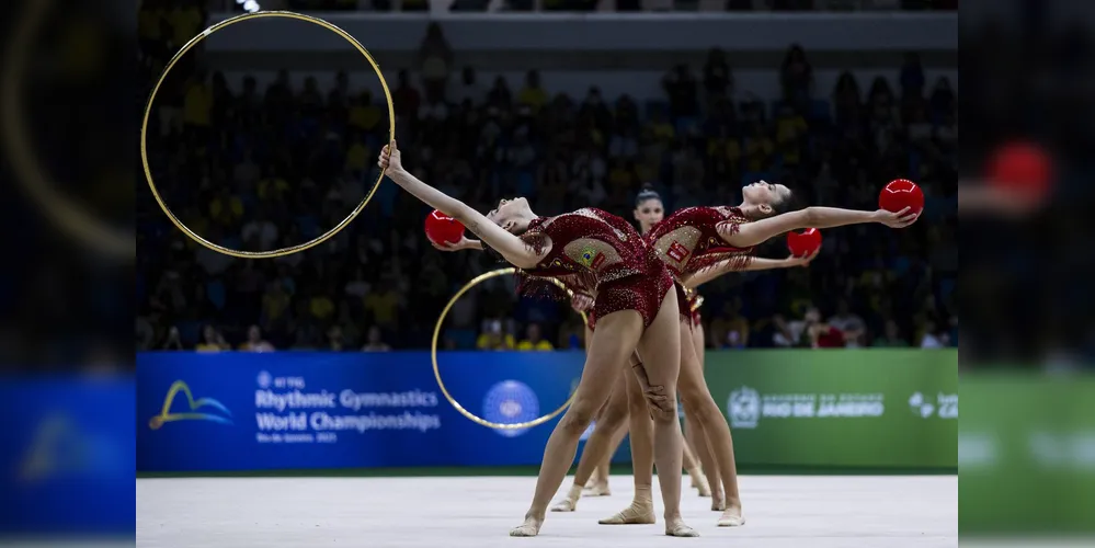 Equipes se apresentam duas vezes, tanto com as fitas quanto com bolas e arcos.