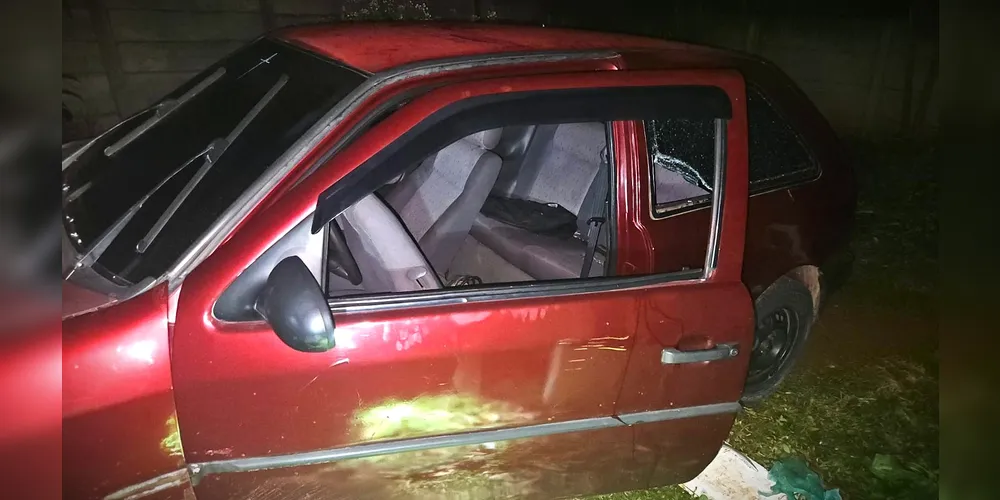 Veículo Gol foi utilizado pelos suspeitos dos disparos de arma de fogo