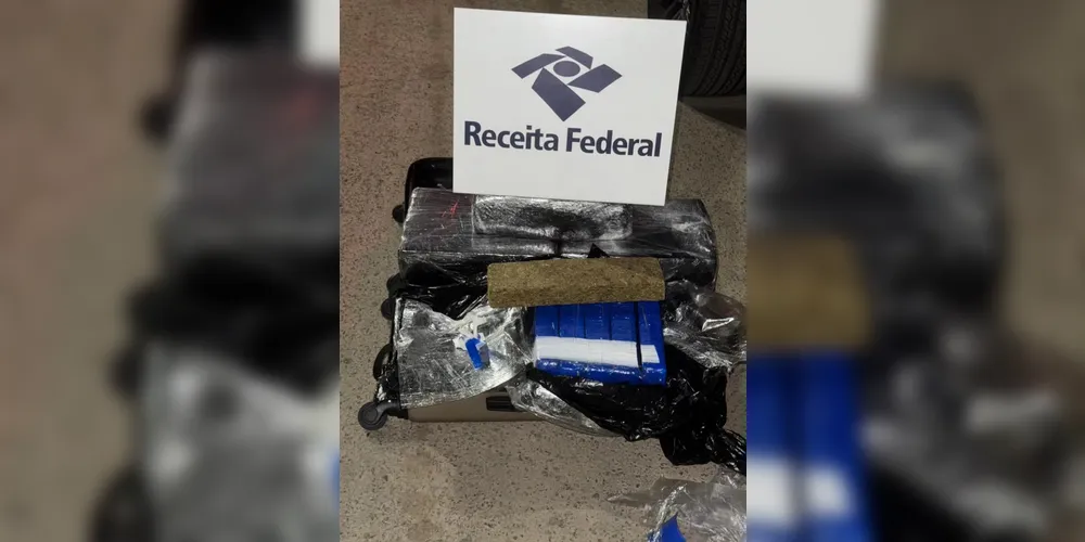 A mulher reusável pela carga foi presa