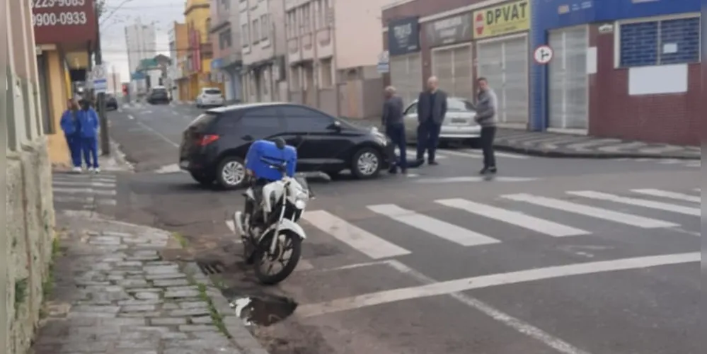 Imagem ilustrativa da imagem Motociclista fica ferida após colisão com carro no Centro de PG