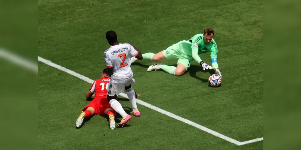 Lance onde Pavlids arranca sozinho e tropeça em frente a Manuel Neuer