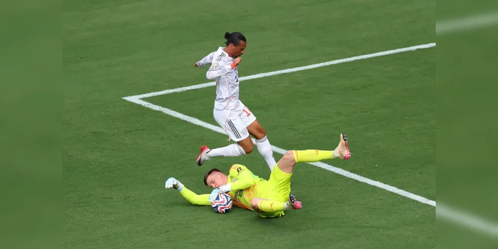 O melhor jogador da partida foi o goleiro do Benfica, Anatoliy Trubin