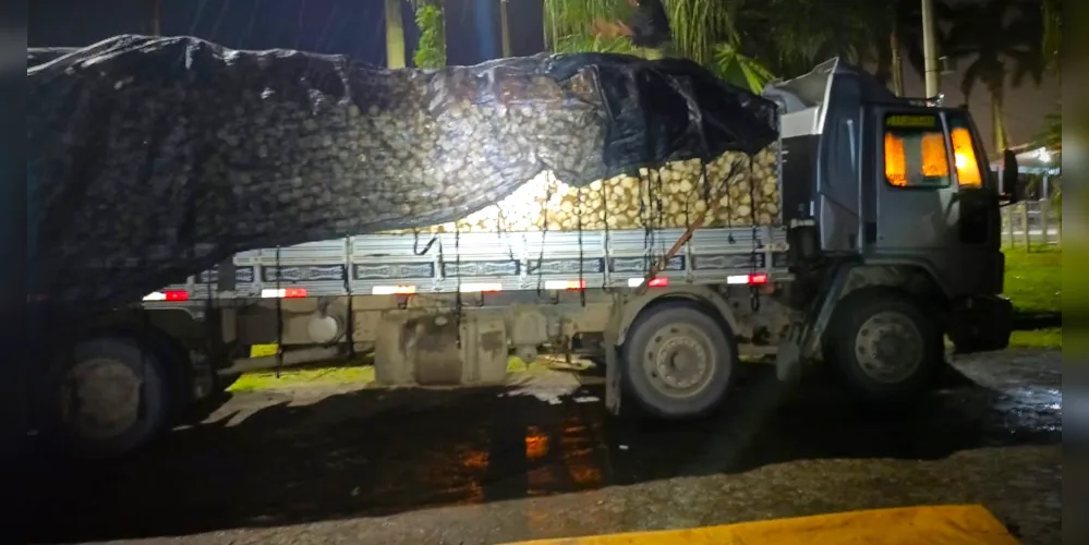 Veículo foi apreendido pelas autoridades competentes