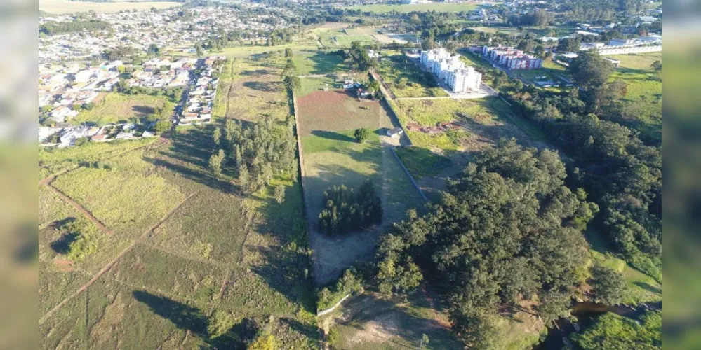 O terreno faz divisa ao norte com Parque Municipal Balneário Rio Verde
