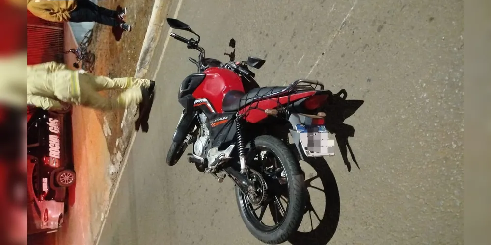 A motociclista, que seguia logo atrás da caminhonete, enroscou nos fios caídos na via e caiu.