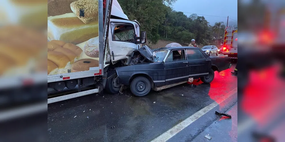 Imagem ilustrativa da imagem Acidente grave na BR-470 resulta nas mortes de avó, mãe e filha