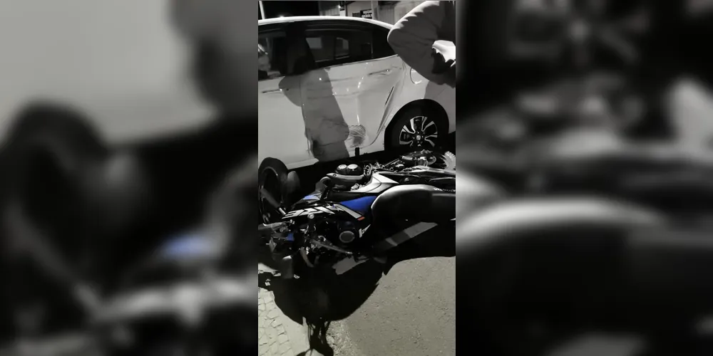 Moto atingiu a porta traseira do veículo