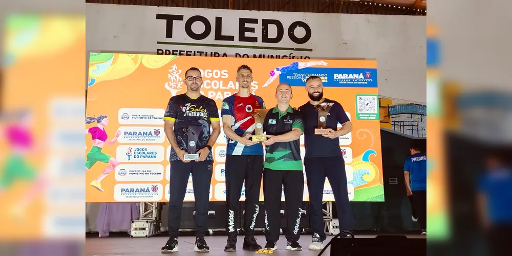Professor Valdemar Júnior recebendo o troféu pelos seus alunos