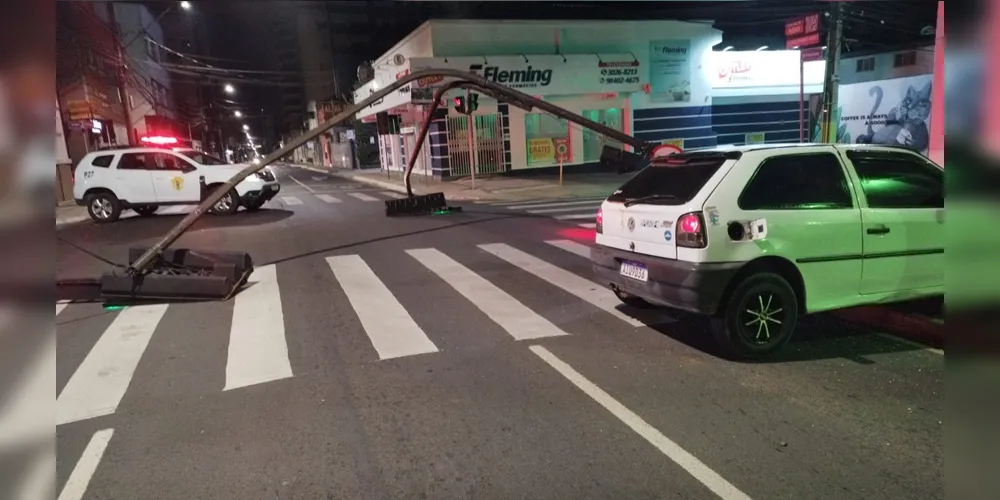 Imagem ilustrativa da imagem Motorista dorme no volante e bate em semáforo em Ponta Grossa