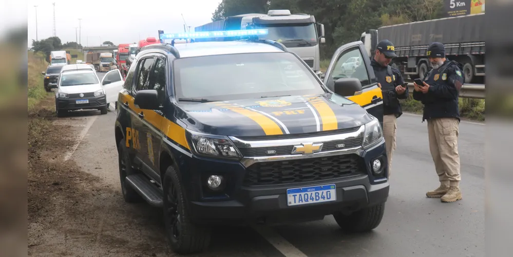 Imagem ilustrativa da imagem Colisão entre caminhonete e caminhão deixa um homem ferido em PG