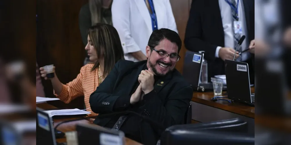 Senador Marcos do Val tem passaporte diplomático válido até 2027