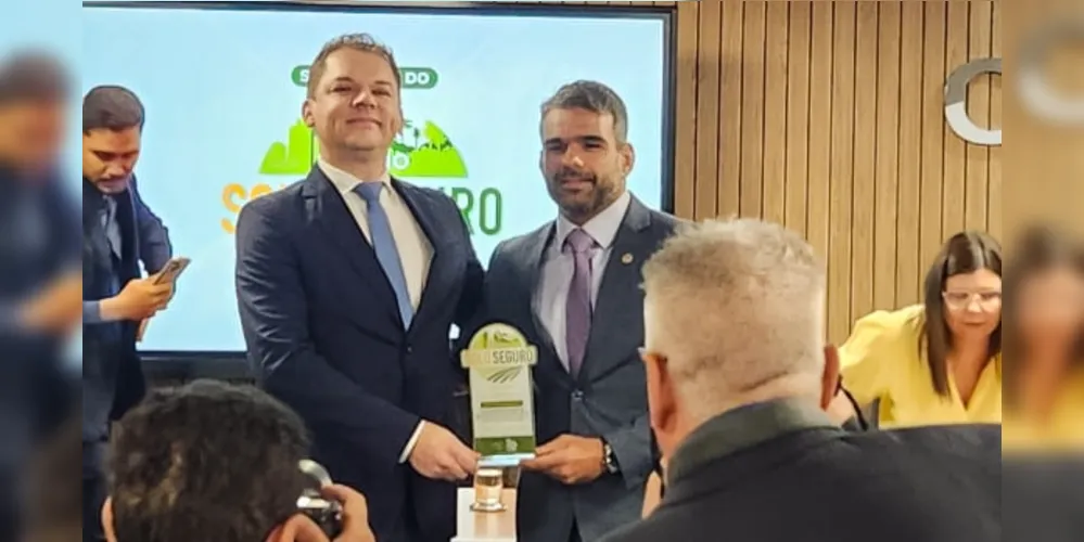 O magistrado ponta-grossense recebeu pessoalmente o prêmio na cerimônia