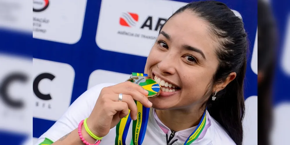 Talita Oliveira com sua medalha de campeã nacional da Elite do ciclismo de estrada