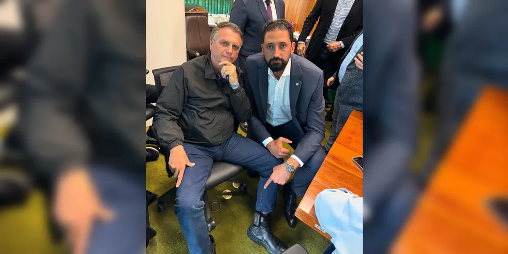 É possível ver a tornozeleira na calça de Bolsonaro