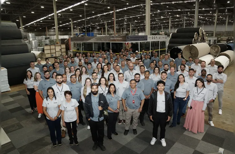 Com orgulho de ter raízes em Ponta Grossa e integrando um grupo internacional de referência, a Belgotex do Brasil celebra 25 anos de uma trajetória que vai muito além da superfície.