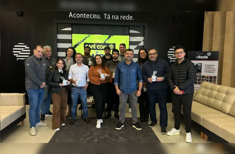 O Grupo aRede deu início, na terça-feira (22), ao projeto Café com Mídia, iniciativa que busca apresentar projetos desenvolvidos pela empresa de comunicação a agências de marketing, publicidade e propaganda de Ponta Grossa. A terceira participante da ação foi a
Agência Live! A equipe da agência teve a oportunidade de conhecer a estrutura do Grupo aRede, além de entender um pouco sobre a rotina de produção do Jornal da Manhã e do Portal aRede.