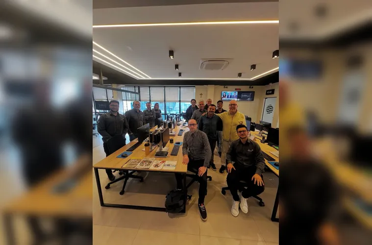 O jornalista Tavinho Lucke visitou ontem (23), a sede do Grupo aRede, participou de reunião com o diretor Eloir Rodrigues e conversou com os jornalistas. Ele também destacou a grandeza da redação e do estúdio do Portal aRede e do Jornal da Manhã.