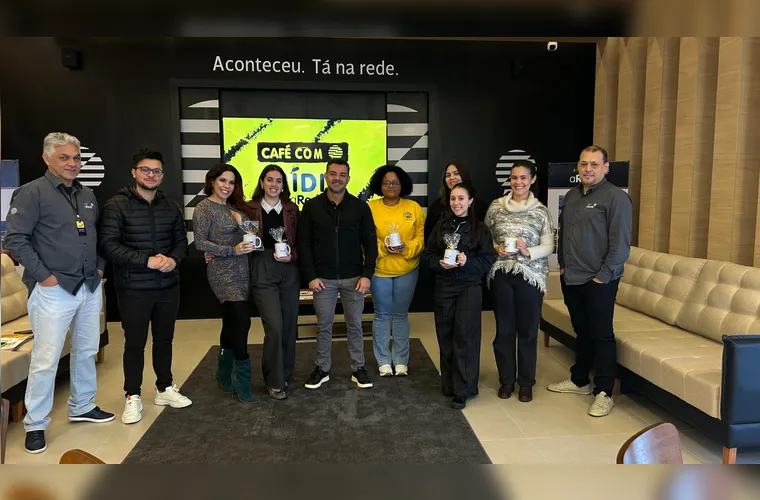 O Grupo aRede segue com o projeto 'Café com Mídia', que busca apresentar iniciativas desenvolvidas pelo grupo de comunicação a agências de marketing, publicidade e propaganda de Ponta Grossa. A equipe da Dona Estúdio Criativo, que atua com soluções mais humanizadas em organizações empresariais, visitou as instalações do Grupo aRede, na Vila Estrela, na manhã desta segunda-feira (28). Os colaboradores tiveram a oportunidade de conhecer parte do processo de produção de conteúdo do Jornal da Manhã e do Portal aRede.