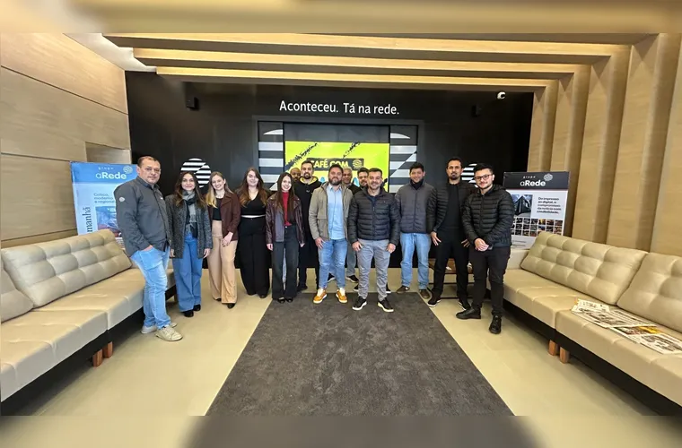 O Grupo aRede dá continuidade ao projeto Café com Mídia, que busca apresentar iniciativas desenvolvidas pelo grupo de comunicação a agências de marketing, publicidade e propaganda de Ponta Grossa. A Agência Ade!, com 15 anos de história, visitou as instalações do Grupo aRede, na Vila Estrela, na manhã dessa quarta-feira (30).