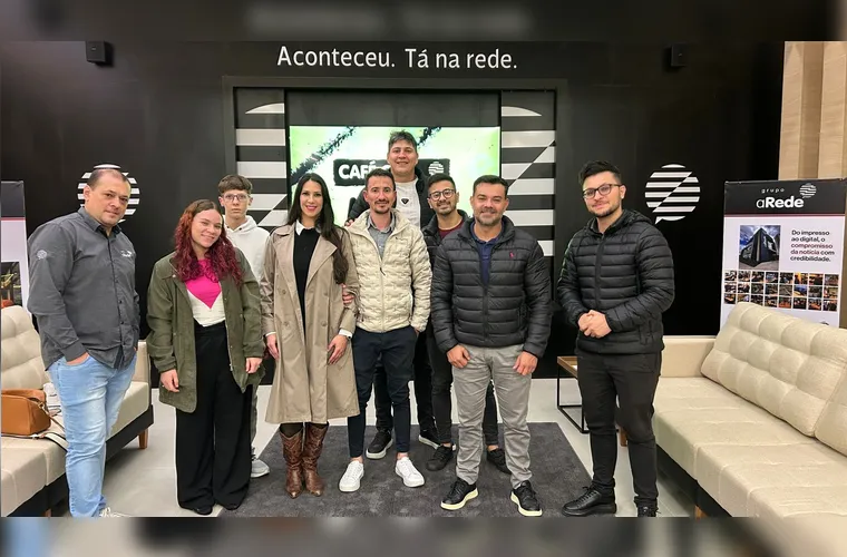 Como continuação do projeto Café com Mídia, a agência ADS visitou, na tarde dessa quarta (30), as instalações do Portal aRede. Especializada em visibilidade digital, os colaboradores da agência puderam conhecer o processo de produção de notícias do Portal e do Jornal da Manhã.