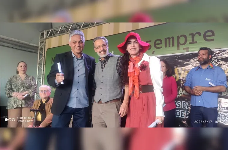 Mário Martins, editor-chefe do Jornal da Manhã e Gestor de conteúdos do Grupo aRede, foi homenageado com o reconhecimento Protagonista da História, concedido pela Academia Ponta-grossense de Letras e Artes (APLA). Entre os 202 nomes que marcam a história contemporânea de Ponta Grossa, Mário recebeu a distinção neste final de semana, em uma celebração que reconhece sua trajetória de impacto e relevância na comunicação da cidade. No registro, Mário ao lado de Silvestre Alves e Renata Regis Florisbelo.