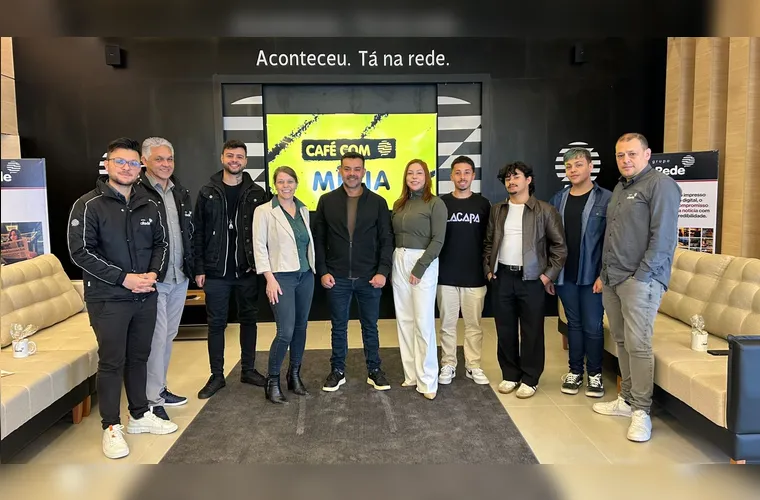 Com a proposta de conectar pessoas e empresas ao meio digital, a agência A1 digi&tals conheceu os projetos especiais do Grupo aRede na manhã dessa terça-feira (19), ao participar do projeto Café com Mídia. Os integrantes de agência percorreram a redação e estúdio, conhecendo um pouco da rotina dos jornalistas e depois participaram de palestra sobre as principais produtos do Portal aRede e Jornal da Manhã para o segundo o semestre.