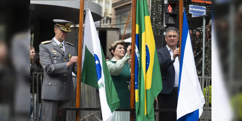 Desfile de Sete de Setembro, na Av Vicente Machado, em Ponta Grossa.