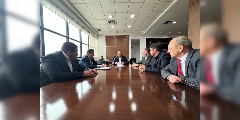 Lideranças estiveram em reunião na Cohapar, com Jorge Lange.