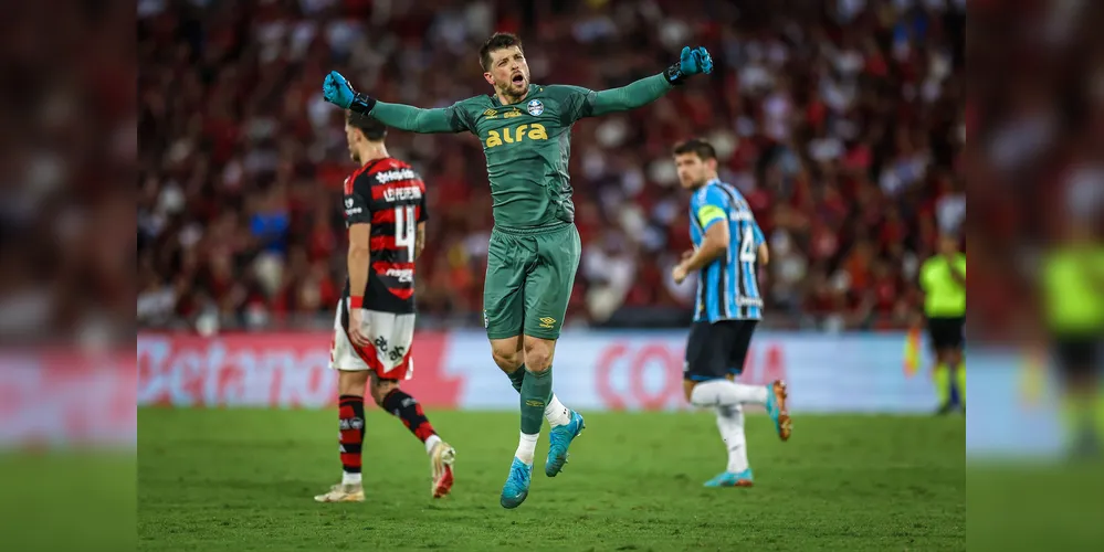 Tiago Volpi celebra gol do Grêmio sobre o Flamengo, no Maracanã