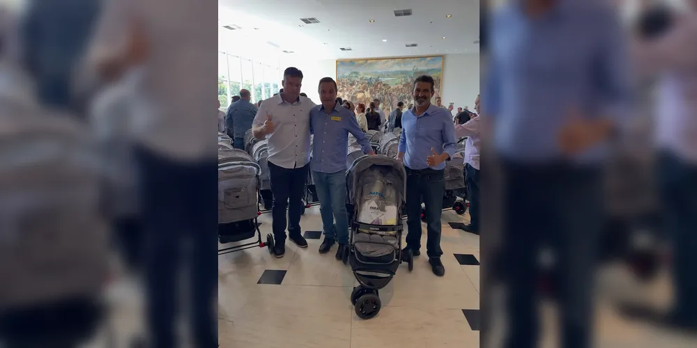 Chstiano Borges (ao centro) participou da solenidade em Curitiba