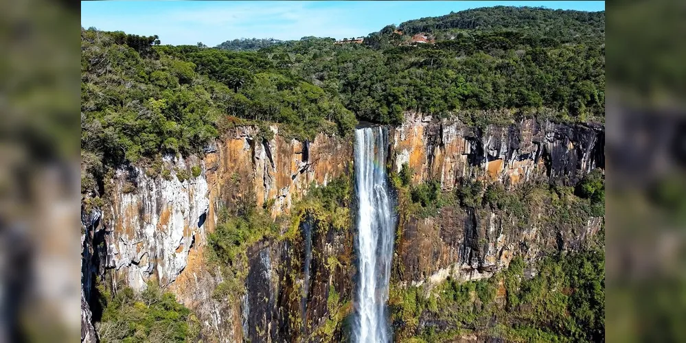 O Salto São Francisco é a maior cachoeira do Sul do Brasil e a quinta maior do país