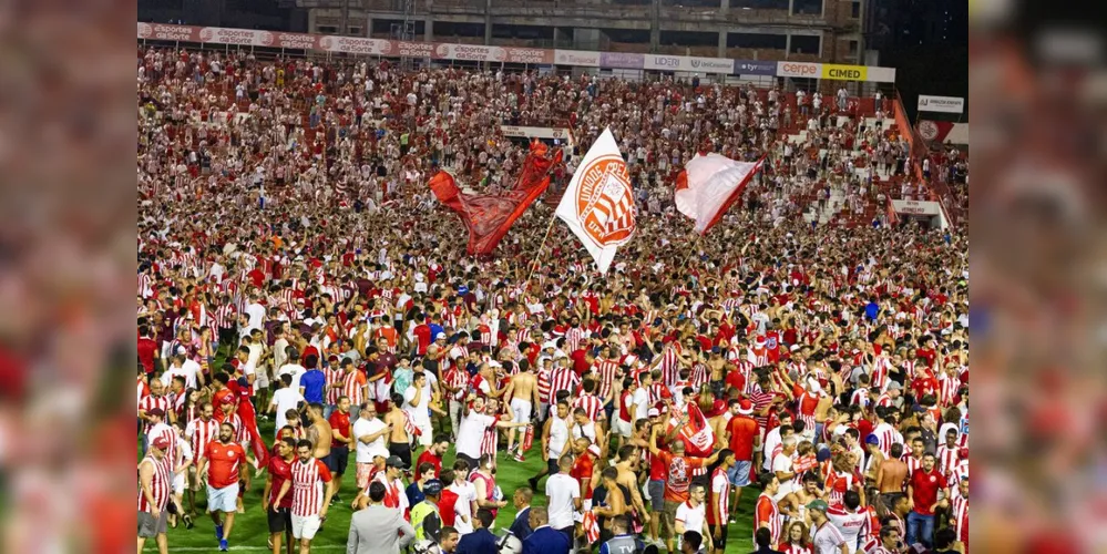 Torcida do Náutico invade campo dos Aflitos para comemorar acesso à Série B em 2026