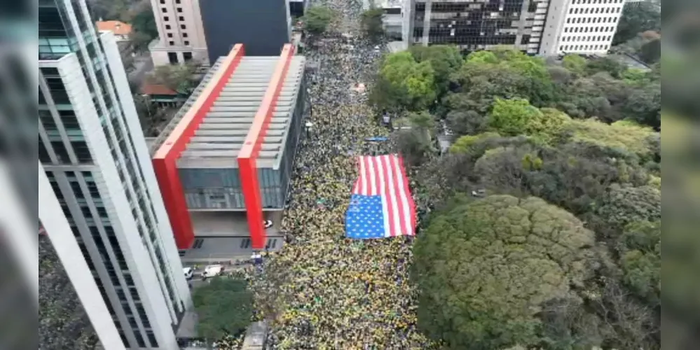 Bandeira dos EUA em manifestação pró-anistia na avenida Paulista, em São Paulo, em 7 de setembro de 2025