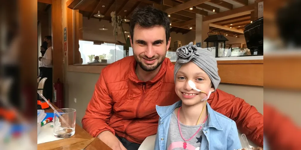 Vinícus e Giovana em uma das etapas do tratamento da menina