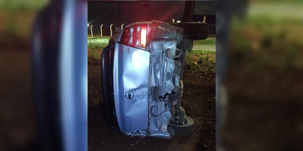 Carro ficou parcialmente danificado