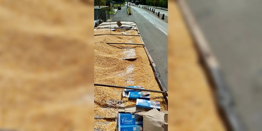 Cigarros contrabandeados estavam escondidos em meio a carga