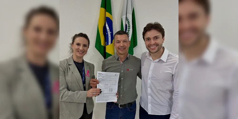 Na foto, Débora Moreira, técnica do IAT que conduziu o processo de licenciamento; o Gerente Industrial da Envases, João Renato; e Matheus Demito, diretor do IAT