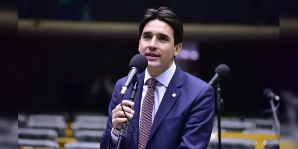 Ministério de Portos e Aeroportos diz que quando atuais obras encerrarem, aeroporto de Ponta Grossa estará apto para receber voos regulares. Na foto, Silvio Costa Filho, ministro da Pasta.