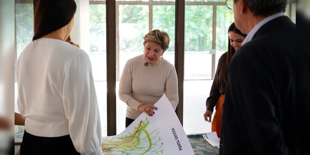 Prefeita Elizabeth durante visita à futura sede da Secretaria