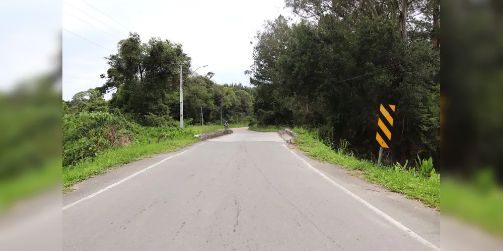 A ponte liga os bairros Botiatuva e Jardim 3 Rios pela Rua Salmão