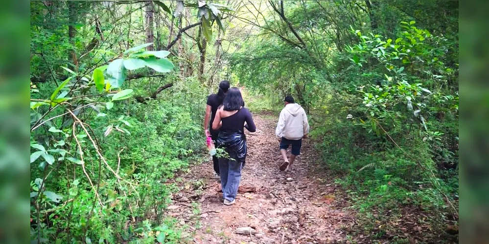 Familiares realizaram buscas em uma área de mata, no último domingo (19)