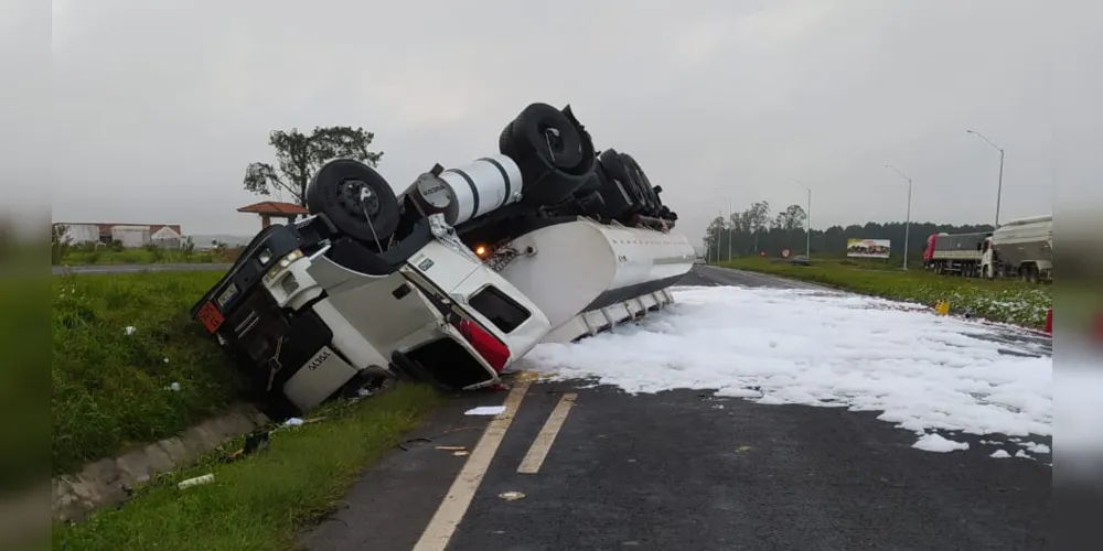 Imagem ilustrativa da imagem Caminhão tomba na PR-151 e derrama 30 mil litros de combustível