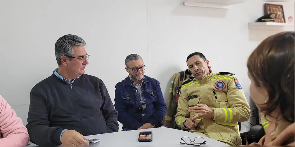 Reunião entre o vereador Julio Küller (MDB) e lideranças do Corpo de Bombeiros